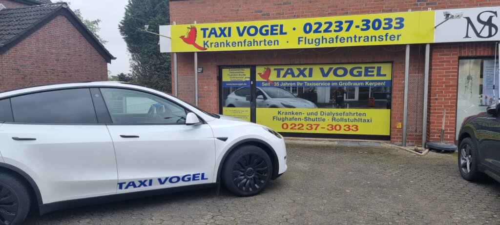 Taxizentrale von Taxi Vogel mit Fahrzeug und Beschilderung für professionellen Taxiservice
