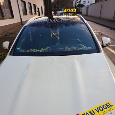 Taxi von Taxi Vogel steht bereit zur Abholung für zuverlässigen Taxiservice vor Ort