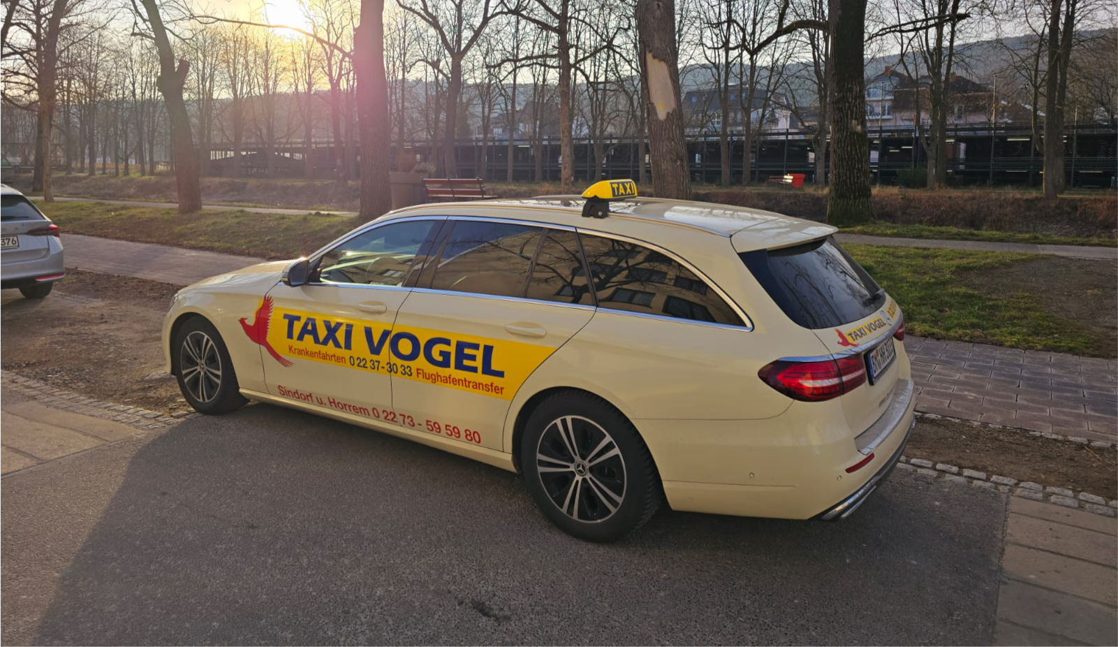 Modernes Taxi von Taxi Vogel steht bereit für zuverlässige und komfortable Fahrten